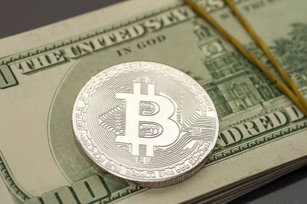 Primer plano de un bitcoin de plata se encuentra en los billetes — Foto de Stock
