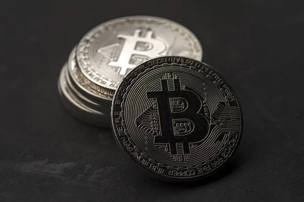 Primer plano de una pila de monedas de plata Bitcoin — Foto de Stock
