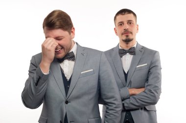 Resmi giyinmiş iki komik genç adam.