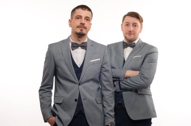 Resmi giyinmiş iki komik genç adam.