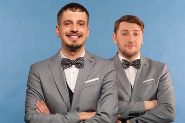 Resmi giyinmiş iki yakışıklı pozitif adam.