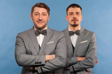 Resmi giyinmiş iki yakışıklı pozitif adam.
