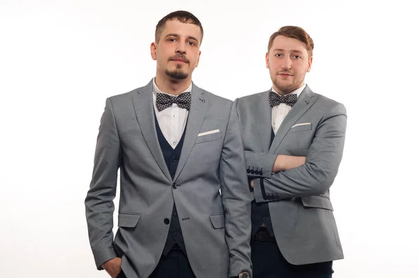 Δύο νέοι αστείοι άντρες με επίσημα ρούχα. — Φωτογραφία Αρχείου