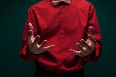 Genç bir adamın eli görünmez bir nesne tutuyor.