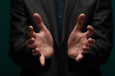 Avuçlarında görünmez bir nesne tutan adam