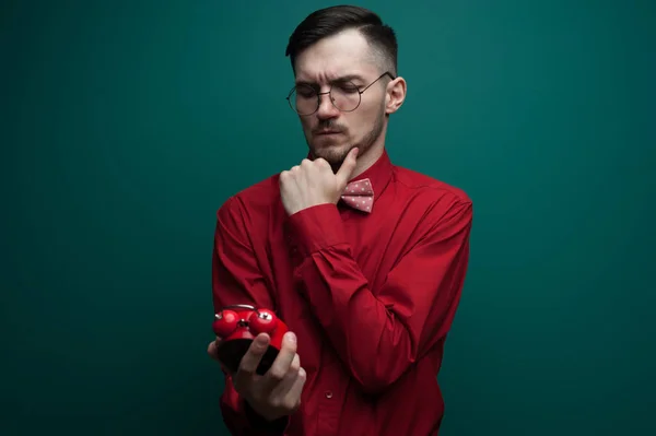 Joven hombre guapo con una camisa roja y pajarita — Foto de Stock