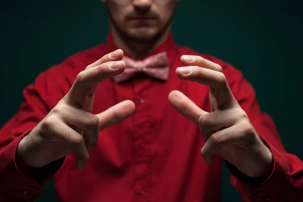 El hombre con una camisa roja sujeta cuidadosamente el objeto invisible — Foto de Stock