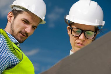 Baş proje mühendisi ve ustabaşı inşaat konusunda hemfikir.