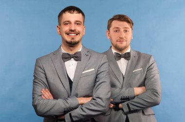 Resmi giyinmiş iki yakışıklı pozitif adam.