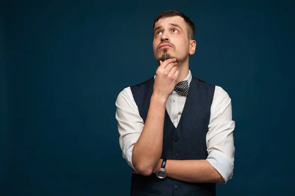 Retrato de un joven en ropa formal posando — Foto de Stock