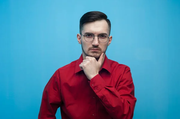 Pensive Young man in glasses and a burgundy shirt — Φωτογραφία Αρχείου