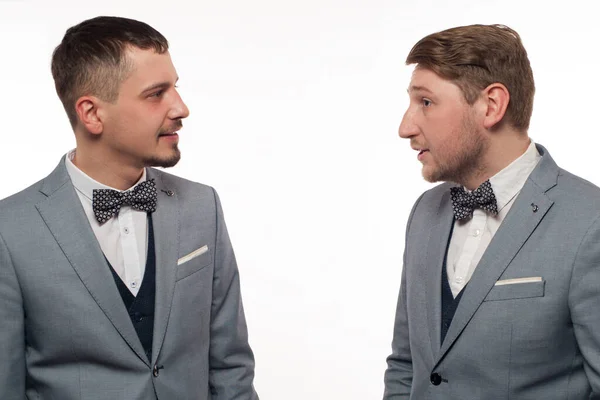 Δύο νέοι αστείοι άντρες με επίσημα ρούχα. — Φωτογραφία Αρχείου