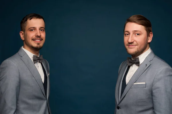 Δύο όμορφοι θετικοί άντρες με επίσημα ρούχα. — Φωτογραφία Αρχείου