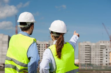 Kadın ve Erkek Mühendis A Projesi Ustabaşı