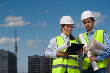 Baş proje mühendisi ve ustabaşı inşaat konusunda hemfikir.
