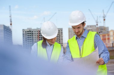 Baş proje mühendisi ve ustabaşı inşaat konusunda hemfikir.