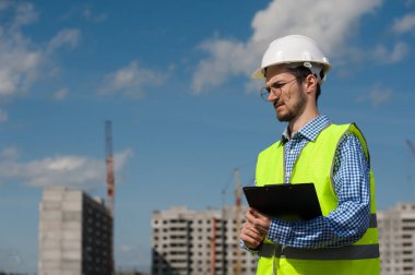 Yeşil Yelekli Şef Mühendis ve Miğfer