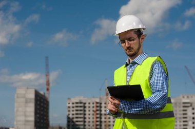 Yeşil Yelekli Şef Mühendis ve Miğfer