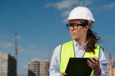 Yeşil Yelekli ve Kasklı Baş Mühendis Kadın