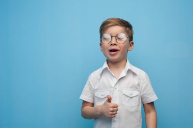 Gözlüklü neşeli küçük çocuk.