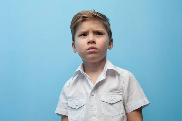 Egy kicsit komoly, dühös fiú portréja. — Stock Fotó