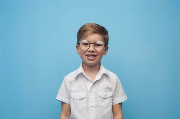 Vidám, aranyos kisfiú szemüvegben — Stock Fotó