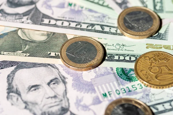Billetes de dólar y monedas se encuentran uno al lado del otro — Foto de Stock