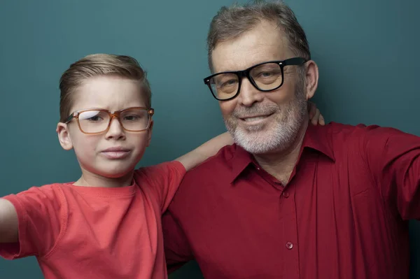 Szczelnie dziadek i wnuk w okularach — Zdjęcie stockowe
