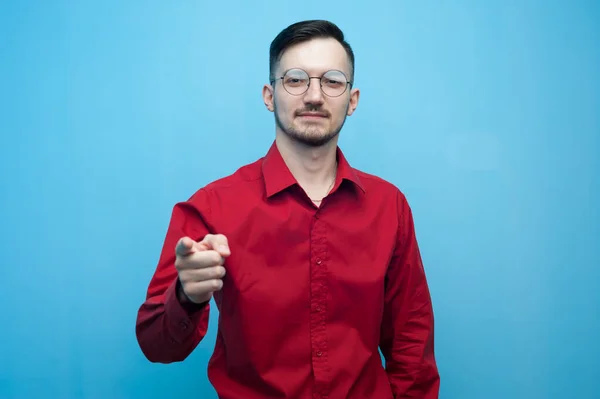 Joven hombre positivo en gafas y una camisa roja — Foto de Stock
