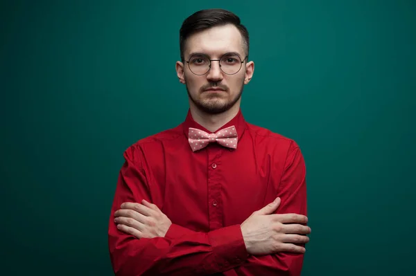 Retrato de un joven serio con gafas — Foto de Stock