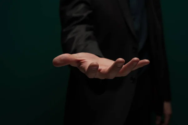 Homem segurando um objeto invisível na palma da mão — Fotografia de Stock