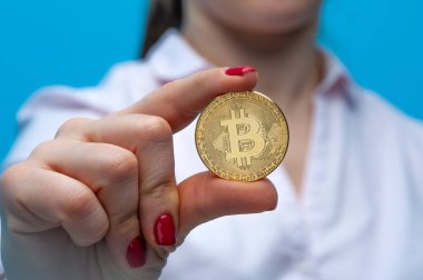 Elinde para tutan kimliği belirsiz genç bir kadın.