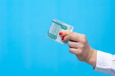 Ruble paketiyle kimliği belirsiz genç bir kadının elleri.