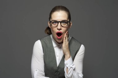 Yüzünde eli olan duygusal bir kadının yakın çekimi.