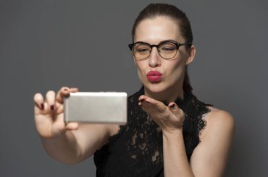 Çekici, güzel, beyaz bir kadın.