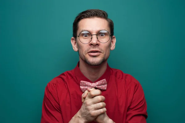 Retrato de un joven agradecido con gafas — Foto de Stock