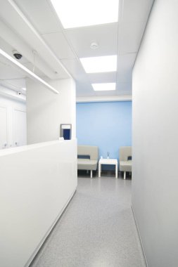 Diş kliniğinin temiz beyaz koridoru