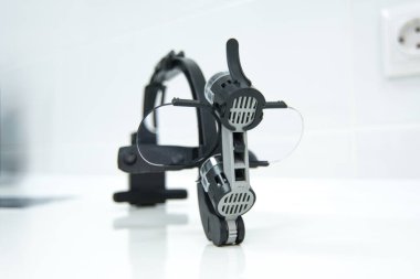 Dişçi için yüksek teknolojili pahalı aletlerin yakın plan çekimi.