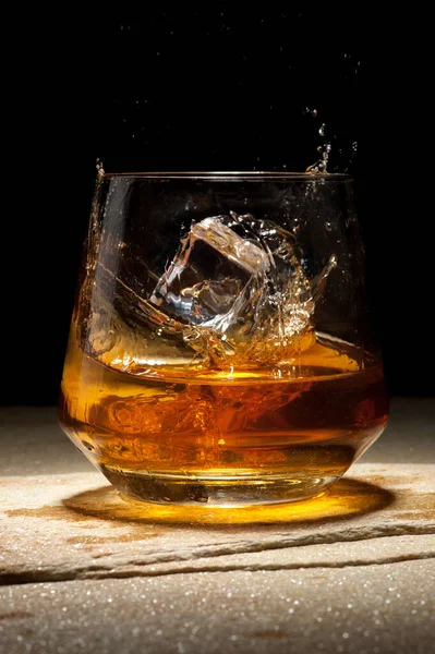 Close-up ice cubes falling into a glass — Stock Photo, Image