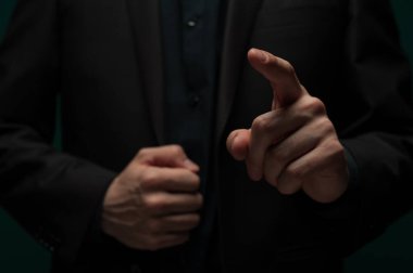 Görünmez bir dokunmatik dokunmatik yere insanlar el şıklatır.