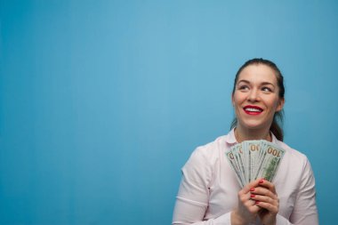 Tatlı, rüya gibi, güzel bir kadın.