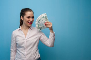 Rublesi olan mutlu, genç, duygusal, beyaz bir kadın.