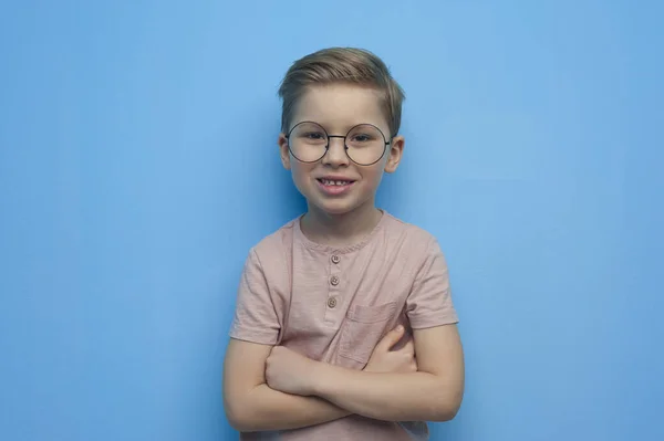 Trochę słodkie szkoły podstawowej chłopiec w okulary — Zdjęcie stockowe