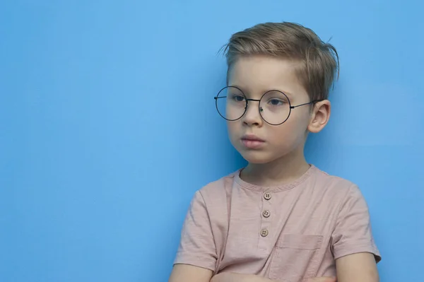 Kis aranyos fiú szemüvegben pózol figyelmesen — Stock Fotó