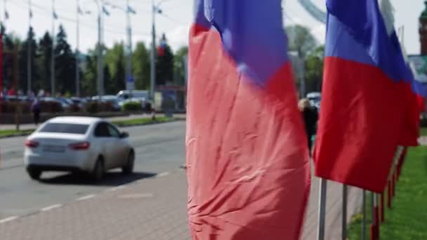 Ρωσία. Ουλιανόβσκ. Μαϊ 9, 2019: Σημαίες της Ρωσίας κυματίζουν στον άνεμο — Αρχείο Βίντεο