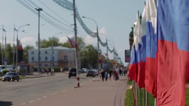 Rusland. Oeljanovsk. 9 mei 2019: Mensen lopen langs de zijweg — Stockvideo