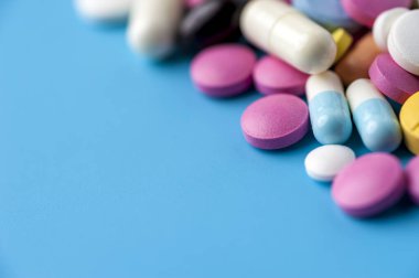 Üst görünüm - renkli tıbbi ilaçlar ve uyuşturucular.