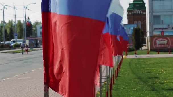 Russland, Uljanowsk. 9. Mai 2019: Eine Allee schwenkender russischer Fahnen — Stockvideo