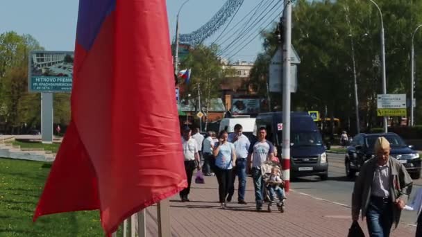 Oroszország. Uljanovszk. 2019. május 9.: Örömteli emberek tömege sétál — Stock videók