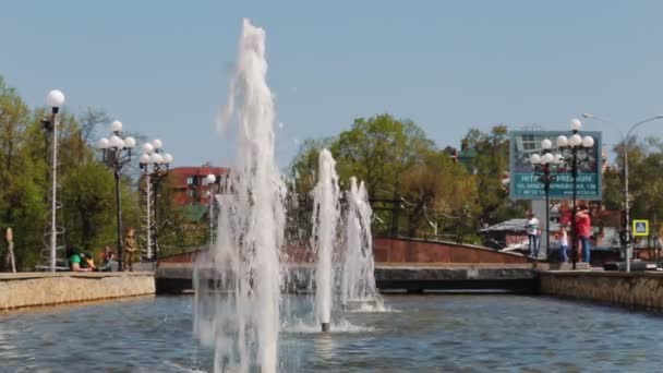 俄罗斯。乌里扬诺夫斯克2019年5月9日：喷泉在市中心广场喷水 — 图库视频影像